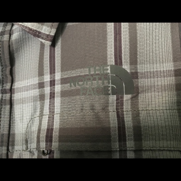 The North Face button down short sleeve shirt. - Picture 3 of 8